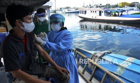 Tim medis TNI Angkatan Laut bersiap menyuntikkan vaksin Covid-19 kepada warga di atas kapal nelayan (ilustrasi)