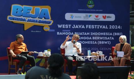 Pj Gubernur Jawa Barat (Jabar) Bey Macmudin bersama Kadisparbud Jabar Benny Bachtiar (kanan) menyampaikan pemaparan terkait acara West Java Festival (WJF) 2024 saat acara Bewara Jawa Barat (Beja) di Gedung Sate, Kota Bandung, Selasa (20/8/2024). WJF 2024 merupakan puncak peringatan HUT ke-79 Provinsi Jabar, dan diharapkan menjadi ajang penguatan potensi ekonomi dan pariwisata Jabar. Acara tersebut berlangsung dari tanggal 21 hingga 25 Agustus 2024.