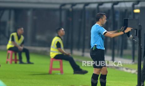 Wasit Yudi Nurcahya memeriksa kejadian melalui monitor Wasit Berbantuan Video (VAR) saat pertandingan leg pertama perebutan tempat ketiga Championship Series Liga 1 2023/2024 antara Bali United melawan Borneo FC Samarinda di Stadion Kapten I Wayan Dipta Gianyar, Bali, Sabtu (25/5/2024). Kedua tim bermain imbang dengan skor 0-0. 