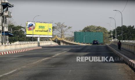 Sebuah mobil melaju di jalan kosong di pusat kota Yangon, Myanmar. Kelompok anti-kudeta menyerukan masyarakat untuk berpartisipasi dalam Serangan Senyap untuk memprotes kudeta militer, dengan tinggal di rumah dari pukul 10 pagi hingga 3 sore pada Rabu (1/2/2023).