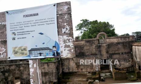 Kawasan situs Warungboto tanpa pengunjung, Yogyakarta, Kamis (24/6). Balai Pelestarian Cagar Budaya (BPCB) Yogyakarta menutup sementara 11 kawasan cagar budaya di Yogyakarta. Penutupan kawasan wisata ini berlangsung hingga 2 Juli mendatang. Penutupan ini imbas melonjaknya kasus Covid-19 di Yogyakarta, dan juga untuk membantu memutus rantai penyebaran Covid-19.