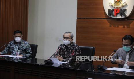 Wakil Ketua KPK Alexander Marwata (tengah) didampingi Deputi Penindakan KPK Karyoto (kiri) dan Plt Juru Bicara Ali Fikri (kanan) memberikan keterangan pers tentang Capaian Kinerja bidang Penindakan selama semester I/2021 di gedung KPK, Jakarta, Selasa (24/8/2021). 