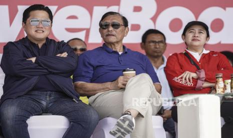 Menko Kemaritiman dan Investasi Luhut Binsar Pandjaitan (tengah), Menteri BUMN Erick Thohir (kiri) dan Ketua DPR Puan Maharani (kanan) menyaksikan sesi kualifikasi saat menghadiri Kejuaraan Dunia Perahu Motor F1 Powerboat (F1H2O) 2023 di Danau Toba, Balige, Sumatra Utara, Sabtu (25/2/2023). Dalam kunjungan tersebut mereka berharap event olahraga internasional perlu dijaga agar benar-benar mampu menjadi sumber daya tarik pariwisata nasional. 