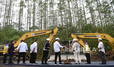 Presiden Joko Widodo (keempat kanan) saat peletakan batu pertama hotel di kawasan Ibu Kota Nusantara (IKN), Penajam Paser Utara, Kalimantan Timur, Sabtu (23/9/2023). 