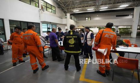 Members of a rescue team discuss after a London-Singapore flight was diverted to Bangkok due to severe turbulence, in Bangkok, Thailand, Tuesday, May 21, 2024. The plane apparently plummeted for a number of minutes before it was diverted to Bangkok, where emergency crews rushed to help injured passengers amid stormy weather, Singapore Airlines said Tuesday.  