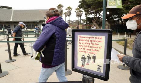 Orang-orang mengantri untuk reservasi anggota mereka selama pembukaan kembali Kebun Binatang & Kebun Binatang San Francisco, setelah hampir empat bulan penutupan karena pandemi virus coronavirus (COVID-19), di San Francisco, California, AS, 13 Juli 2020. 