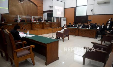 Suasana sidang kasus unlawfull killling atau pembunuhan Laskar Front Pembela Islam (FPI) dengan Terdakwa yaitu Ipda M Yusmin Ohorella di Pengadilan Negeri Jakarta Selatan, Senin (18/10). PN Jaksel mengelar sidang perdana kasus unlawfull killling atau pembunuhan Laskar FPI dengan terdakwa Ipda M Yusmin Ohorella dan Briptu Fikri Ramadhan dengan agenda pembacaan dakwaan.Prayogi/Republika