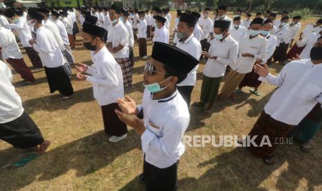 Sejumlah santri mengikuti upacara bendera yang diselenggarakan Nahdlatul Ulama (NU) di Pondok Pesantren Lirboyo, Kota Kediri, Jawa Timur, Jumat (22/10/2021). Upacara bendera yang diakhiri dengan peragaan pencak silat di pondok pesantren besar tersebut guna memperingati Hari Santri Nasional. 