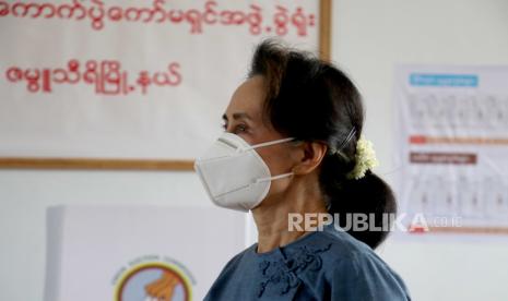 Penasihat Negara Myanmar Aung San Suu Kyi pergi setelah memberikan suara pada pemungutan suara awal di Naypyitaw, Myanmar, 29 Oktober 2020. Myanmar akan mengadakan pemilihan umum pada 08 November.