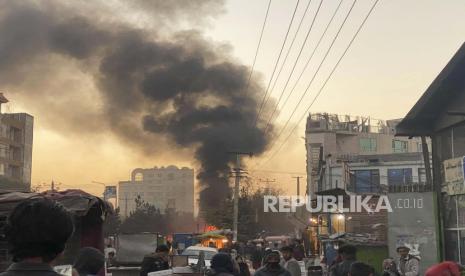 Asap mengepul di langit setelah ledakan bom di Kabul, Afghanistan. Sebuah ledakan mengguncang sekolah menengah atas (SMA) di barat Kabul.