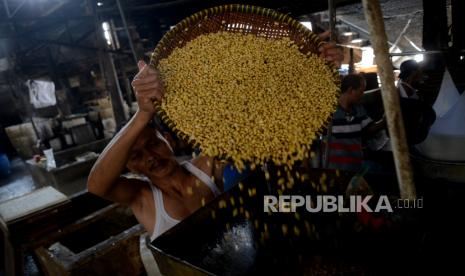 Pekerja melakukan proses pembuatan tahu di salah satu pabrik tahu di Duren Tiga, Jakarta