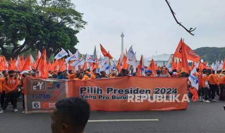 Massa aksi Hari Buruh atau May Day berkumpul di Jalan Medan Merdeka Selatan, Jakarta Pusat, Senin (1/5/2023) pagi.