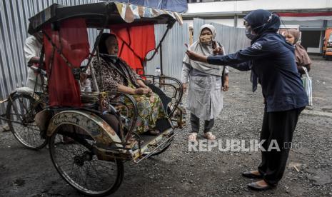 Warga penerima manfaat difoto petugas saat penyaluran Bantuan Langsung Tunai (BLT) bahan bakar minyak (BBM) dan sembako di Kantor Pos Bandung, Jalan Asia Afrika, Kota Bandung, Kamis (8/9/2022). Sebanyak 65 ribu keluarga penerima manfaat (KPM) yang telah terdaftar di kota itu menerima BLT BBM dengan total Rp600 ribu yang dicairkan menjadi dua tahap (pertahap Rp300 ribu) dan program bantuan tunai sembako sebesar Rp200 ribu per KPM. Republika/Abdan Syakura