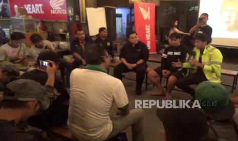 Ketua Umum Persatuan Sepakbola Seluruh Indonesia (PSSI) Erick Thohir menemui perwakilan pendukung Persebaya Surabaya, yakni Bonek Mania di Warkop Pitulikur, Surabaya, Jumat (3/3) malam.