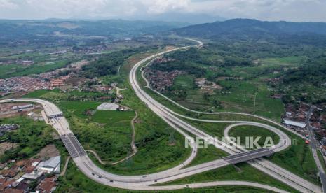 Foto udara kendaraan melintas di Simpang Susun Sumedang Jalan Tol Cileunyi-Sumedang-Dawuan (Cisumdawu), Kabupaten Sumedang, Jawa Barat, (ilustrasi).