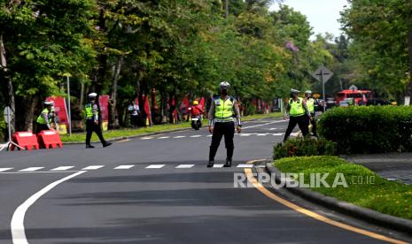 Polisi mengatur lalu lintas di sekitar area penyelenggaraan KTT G20, Nusa Dua, Badung, Bali, Sabtu (12/11/2022).  Badan Nasional Penanggulangan Terorisme (BNPT) mengapresiasi kerja keras Kepolisian Republik Indonesia (Polri) dan TNI karena dinilai berhasil menjaga keamanan selama penyelenggaraan KTT G20 di Bali. 