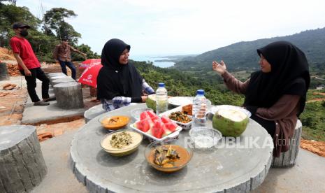 Objek Wisata Zona Oranye Aceh akan Buka dengan Prokes. Wisatawan menikmati panorama alam dan laut Samudera Hindia dari atas Puncak Sigantang Sira di Trumon, Aceh Selatan, Aceh, Selasa (13/7/2021). Destinasi wisata Bukit Sigantang Sira di Kabupaten Aceh Selatan menjadi salah satu nominasi Anugerah Pesona Indonesia (API) 2021. 