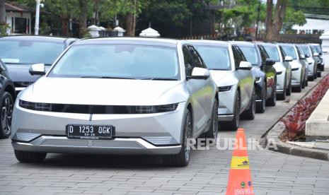 Puluhan mobil listrik merek Hyundai Ioniq 5 terparkir di halaman Gedung Sate, Jalan Diponegoro, Kota Bandung, Rabu (1/2/2023). Hyundai menggenjot produksi Ioniq 5 untuk pangkas masa tunggu. 