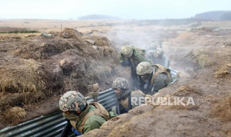 Personil militer Ukraina menjalani pelatihan tempur di parit dengan pasukan Inggris dari 11 Brigade Bantuan Pasukan Keamanan di lokasi yang dirahasiakan di Inggris, Inggris. Kelompok sukarelawan terbaru akan menandai perekrutan Ukraina ke-10.000 yang akan dilatih di bawah dukungan Inggris program, yang mencakup instruksi dalam penanganan senjata, pertolongan pertama di medan perang, kerajinan lapangan, taktik patroli, dan Hukum Konflik Bersenjata.