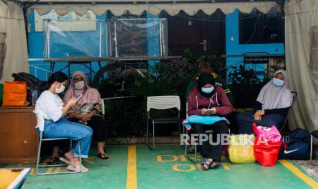 Pasien Covid-19 menunggu jemputan bus untuk dievakuasi menuju RSDC Wisma Atlet Kemayoran, di Puskesmas Kecamatan Pasar Minggu, Jakarta, Selasa (29/6). Seiring dengan peningkatan kasus harian Covid-19, Pemerintah berencana akan memberlakukan kebijakan Pemberlakukan Pembatasan Kegiatan Masyarakat (PPKM) Darurat  melalui rapat terbatas yang dipimpin Presiden Joko Widodo pada Selasa 29 Juni 2021. Kebijakan tersebut rencananya akan diterapkan selama dua minggu di zona merah covid-19. Republika/Thoudy Badai