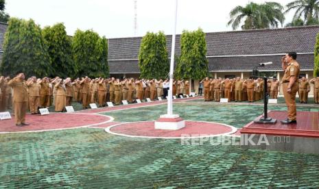 Seluruh ASN di lingkungan Pemkab Majalengka melakukan penandatanganan kesepakatan untuk menjaga netralitas dalam Pemilu 2024, di halaman Setda Kantor Bupati Majalengka, Senin (5/2/2024). 