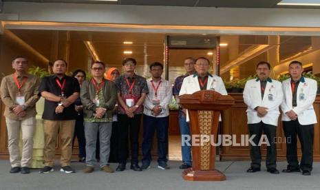 Kepala Rumah Sakit Pusat Angkatan Darat (RSPAD) Gatot Soebroto Letjen dr Budi Sulistiya memberikan penjelasan terkait medical check up pasangan calon presiden dan wakil presiden, Anies Baswedan dan Muhaimin Iskandar, Jakarta Pusat, Sabtu (21/10/2023).