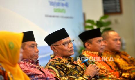 Ketua Umum PP Muhammadiyah Haedar Nashir (tengah) menyampaikan paparan persiapan pembukaan Muktamar ke-48 di PP Muhammadiyah, Yogyakarta, Rabu (16/11/2022). Pembukaan Muktamar ke-48 Muhammadiyah rencananya pada Sabtu (19/11/2022) di Stadion Manahan, Surakarta dan akan dibuka oleh Presiden Joko Widodo. Sekitar 17 ribu undangan dan penggembira akan meramaikan pembukaan nanti.