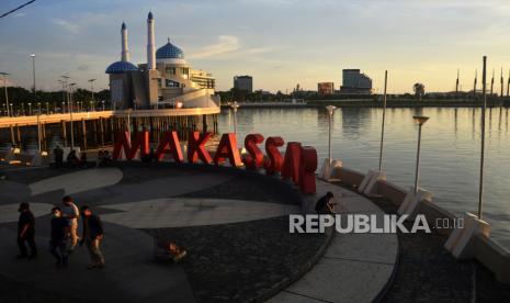 Warga berada di pelataran Masjid Terapung Amirul Mukminin, Anjungan Pantai Losari, Makassar, Sulawesi Selatan. Arus lalu lintas di sekitar Pantai Losari, Makassar diubah menjelang acara F8.