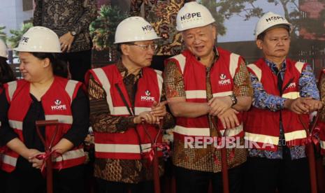 Pendiri dan Ketua Pembina YPPH James Riady (kedua kiri) dan Chairman Agung Sedayu Group Sugianto Kusuma (kedua kanan) berbincang saat Groundbreaking Ceremony HOPE Academy Pantai Indah Kapuk (PIK) 2 di PIK 2, Kabupaten Tangerang, Banten, Kamis (31/8/2023). HOPE Academy yang berada dibawah naungan Yayasan Pendidikan Pelita Harapan (YPPH) melakukan pengembangan sekolah ke wilayah PIK 2 sebagai bukti komitmen nyata untuk memajukan pendidikan di Indonesia. Pembangunan HOPE Academy PIK 2 yang ditargetkan selesai pada awal tahun 2025 tersebut berdiri di atas lahan seluas 15.000 meter persegi untuk kapasitas lebih dari 1.000 siswa berkonsep sustainable and green yang dilengkapi dengan beragam fasilitas seperti studio musik, studio seni, fasilitas childcare, lab sains, lapangan sepak bola dan basket.