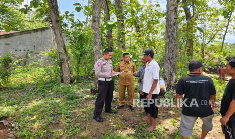 Polisi mengecek lokasi warga yang ditemukan meninggal di kebun pekarangan rumah wilayah Sambitileng, Kecamatan Purwantoro, Kabupaten Wonogiri, Jawa Barat, Selasa (9/1/2024).