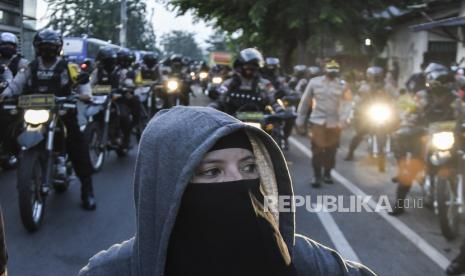 Sejumlah petugas kepolisian membubarkan massa pendukung Muhammad  Rizieq Shihab.