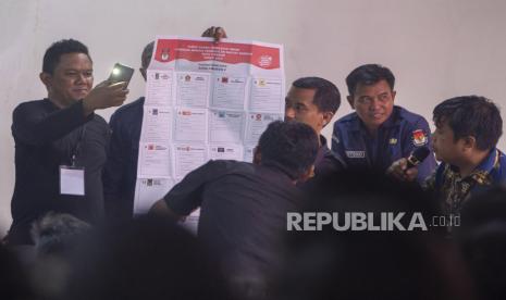 Petugas KPU Kota Cirebon melakukan penghitungan suara saat Pemungutan Suara Ulang (PSU) Pemilu Legislatif DPRD Kota 2024 di TPS 62 Pegambiran, Kota Cirebon, Jawa Barat, Sabtu (29/6/2024). KPU Kota Cirebon menggelar PSU di TPS tersebut berdasarkan Putusan Mahkamah Agung Republik Indonesia dengan jumlah Daftar Pemilih Tetap (DPT) sebanyak 249 pemilih. 