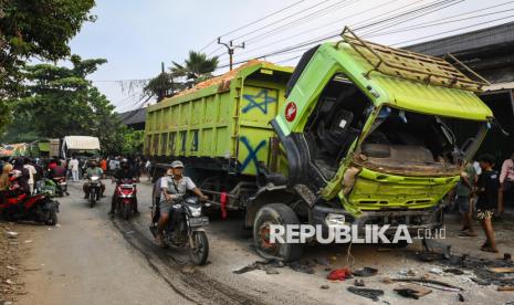 Kondisi truk bermuatan tanah yang dirusak warga di jalan Salembaran, Teluknaga, Kabupaten Tangerang, Banten, Kamis (7/11/2024). Masyarakat memboikot belasan truk bermuatan tanah tersebut seusai menabrak seorang anak. 