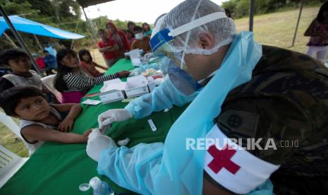 Dokter dari Angkatan Bersenjata melakukan tes COVID-19 cepat untuk penduduk asli Yanomami di wilayah Waikas di Auaris, Brasil, 30 Juni 2020.