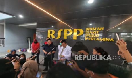 Menteri BUMN Erick Thohir mengunjungi pasien korban kebakaran Depo Pertamina di RSPP, Jakarta, Sabtu (4/3/2023). Direktur Utama Rumah Sakit Pusat Pertamina (RSPP) dr. Theryoto menjelaskan para korban kebakaran TBBM Pertamina di Plumpang butuh waktu pemulihan tiga hingga enam bulan. Hal ini dikarenakan tingkat luka bakar yang berkisar antara 70 hingga 95 persen.