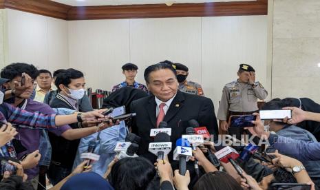 Ketua Komisi III DPR Bambang Wuryanto usai rapat pembahasan revisi UU Mahkamah Konstitusi (MK) dengan Menteri Koordinator Politik, Hukum, dan Keamanan (Menkopolhukam) Mahfud MD di Gedung Nusantara II, Kompleks Parlemen, Jakarta, Rabu (15/2).