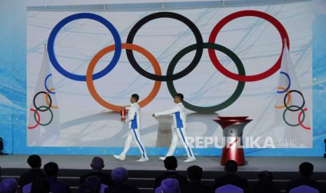 Para peserta memegang nyala api Olimpiade di jalan lentera pengaman di atas panggung pada upacara penyambutan nyala api Olimpiade Musim Dingin Beijing 2022 di Beijing, China, 20 Oktober 2021.