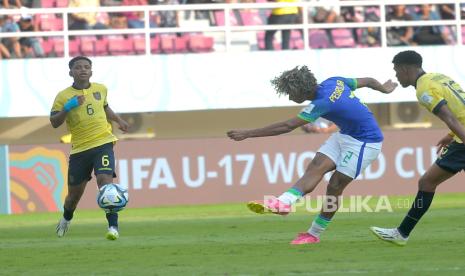 Bek kanan Timnas U17 Brazil, Pedro Lima menembak bola ke gawang Timnas U17 Ekuador pada pertandingan babak 16 besar Piala Dunia U17 2023 di Stadion Manahan, Surakarta, Jawa Tengah, Senin (20/11/2023). Pada babak pertama Brazil bermain imbang dengan Ekuador dengan skor 1-1.