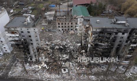 Sebuah gedung apartemen yang rusak parah menyusul serangan Rusia di pusat Borodyanka, Ukraina, Rabu, 6 April 2022. 