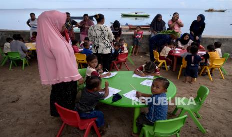 Sejumlah orang tua mendampingi anaknya mengikuti proses belajar ruang terbuka di Desa Gangga 2, Pulau Gangga, Minahasa Utara. (ilustrasi)