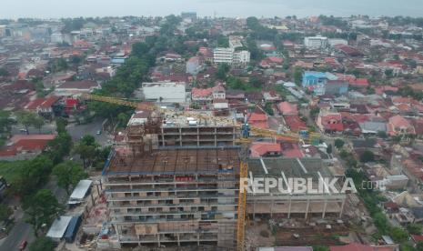 Foto udara pembangunan hotel baru di Padang, Sumatera Barat, Jumat (5/3). Pemerintah Kota (Pemkot) Padang memberikan insentif kepada investor baru yang ingin menanamkan modal di kota itu sebagai upaya menarik investasi dan memberikan kemudahan bagi pemodal.