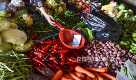 Pedagang melayani pembeli di pasar (ilustrasi). Jelang Ramadhan, harga beberapa kebutuhan pokok di Bengkulu mengalami kenaikan harga.