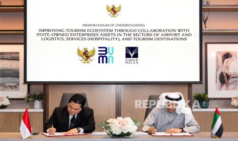 Menteri BUMN Erick Thohir dan Ketua Eagle Hills serta Pendiri Emaar, Mohamed Ali Rashed Alabbar menandatangani nota kesepahaman terkait pengembangan pariwisata di Dubai, UEA.