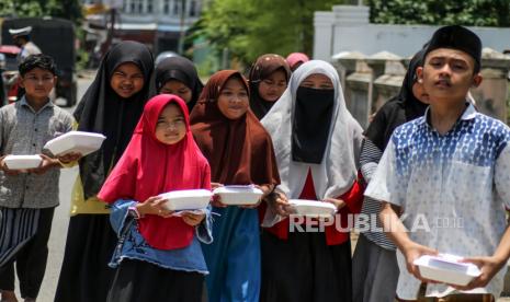 Sejumlah anak yatim berjalan usai menerima santunan yang dberikan di tengah kondisi pandemi Covid-19