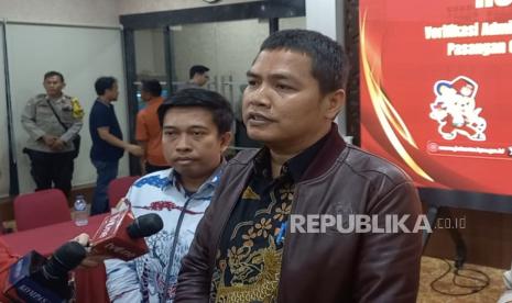 Ketua KPU Provinsi DKI Jakarta Wahyu Dinata saat memberikan keterangan di Kantor KPU DKI Jakarta, Selasa (18/6/2024) malam WIB. 