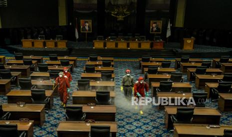 Sejumlah petugas Damkar menyemprot cairan disinfektan di Ruang Paripurna DPRD DKI Jakarta, Rabu (29/7). Penyemprotan disinfektan dilakukan pasca terdapat satu anggota DPRD dan satu PNS terpapar COVID-19 yang membuat Gedung DPRD ditutup hingga Ahad (2/8). Republika/Putra M. Akbar