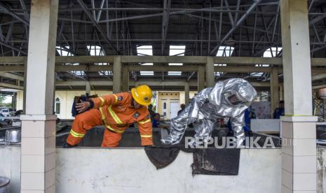 Personil Pemadam Kebakaran (Damkar) Kota Tasikmalaya bersiap menuju ke lokasi kejadian untuk mengevakuasi sarang tawon, di Depo Pasar Ikan, Kota Tasikmalaya, Jawa Barat, Selasa (31/10/2023). Sebanyak 44 personil Damkar Kota Tasikmalaya terpaksa menumpang di bangunan bekas kolam ikan milik Dinas Peternakan dan Perikanan akibat tidak memiliki kantor sejak tahun 2021. 