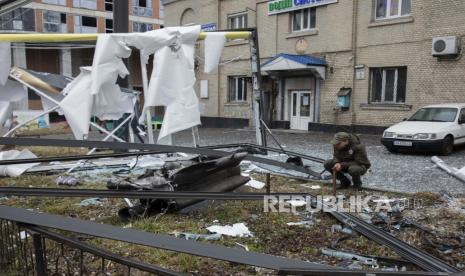 Kondisi Kiev, Ukraina, setelah ledakan pada 24 Februari 2022. Deplu AS mengonfirmasi ada dua warganya yang meninggal dunia di Donbas, Ukraina timur. Pihak Deplu tidak menjabarkan informasi mengenai waktu kematian maupun keadaan jasad kedua warganya itu demi menghormati keluarga.