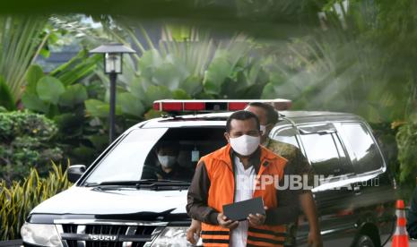 Kepala Bagian Unit Layanan Pengadaan Pemkab Sidoarjo nonaktif Sanadjihitu Sangadji berjalan memasuki ruangan untuk menjalani pemeriksaan di Gedung KPK, Jakarta, Selasa (12/5/2020). KPK memeriksa Sanadjihitu Sangadji sebagai tersangka terkait dugaan menerima suap proyek infrastruktur di Dinas PUPR Kabupaten Sidoarjo