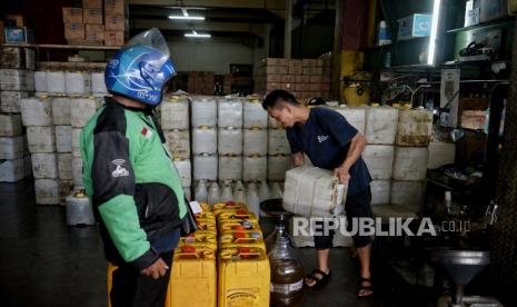 Warga membeli minyak curah di gerai minyak di kawasan Fatmawati, Jakarta, Rabu (16/3/2022). Menteri Perdagangan menerbitkan aturan kenaikan Harga Eceran Tertinggi (HET) minyak goreng curah jadi   Rp14.000 per liter yang sebelumnya Rp11.500 yang berlaku sejak Rabu (16/3/2022).Republika/Thoudy Badai